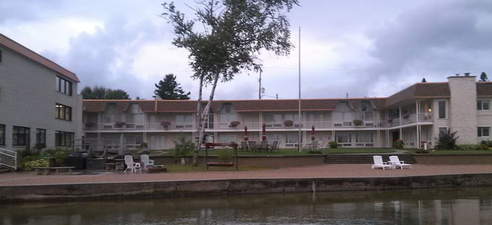 Inland House (This Ole House Motor Inn, Conway Inn) - Web Listing (newer photo)